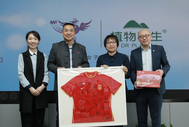 你告诉我，婉婷为什么不能做宋家家主？宋天铭被宋老爷子也是问的哑口无言，他心里也很清楚，宋婉婷确实各方面都很强，比自己的儿子强，甚至比自己还要强。